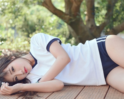 冰龄之钥为您带来清透润颜洁面乳，蕴含水解胶原蚕丝氨基酸类精华成分，让你轻松拥有清爽肌肤。